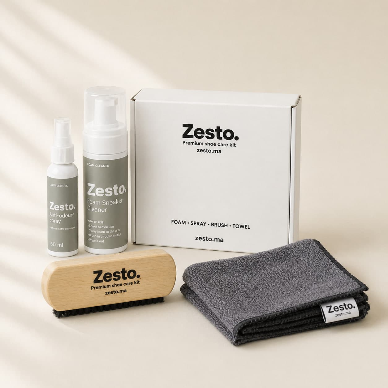 Le Pack Complet Zesto. avec mousse, spray anti-odeurs, brosse en bois et serviette microfibre.