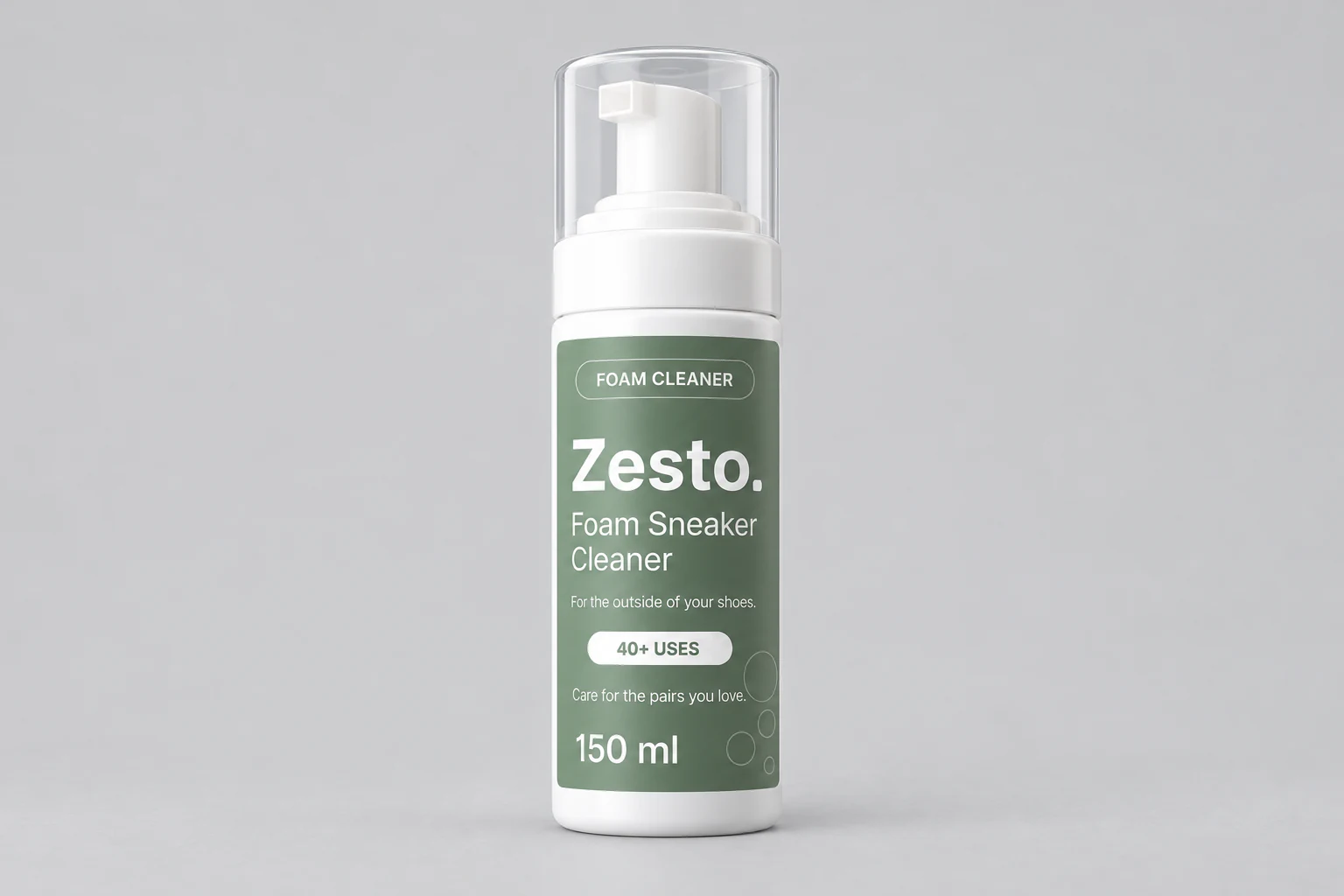Flacon de mousse nettoyante Zesto. 150 ml avec capuchon transparent et étiquette verte, sur fond gris clair.